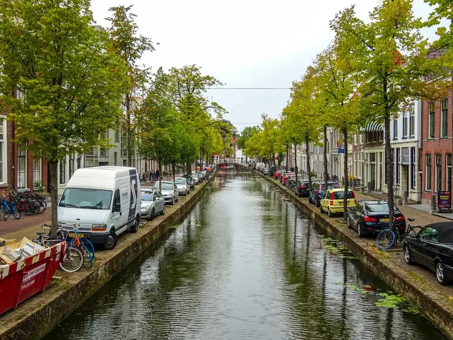 Een gracht in het centrum van Delft