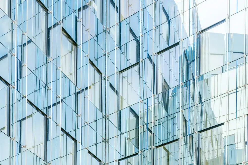 Glazen gevel met reflecties