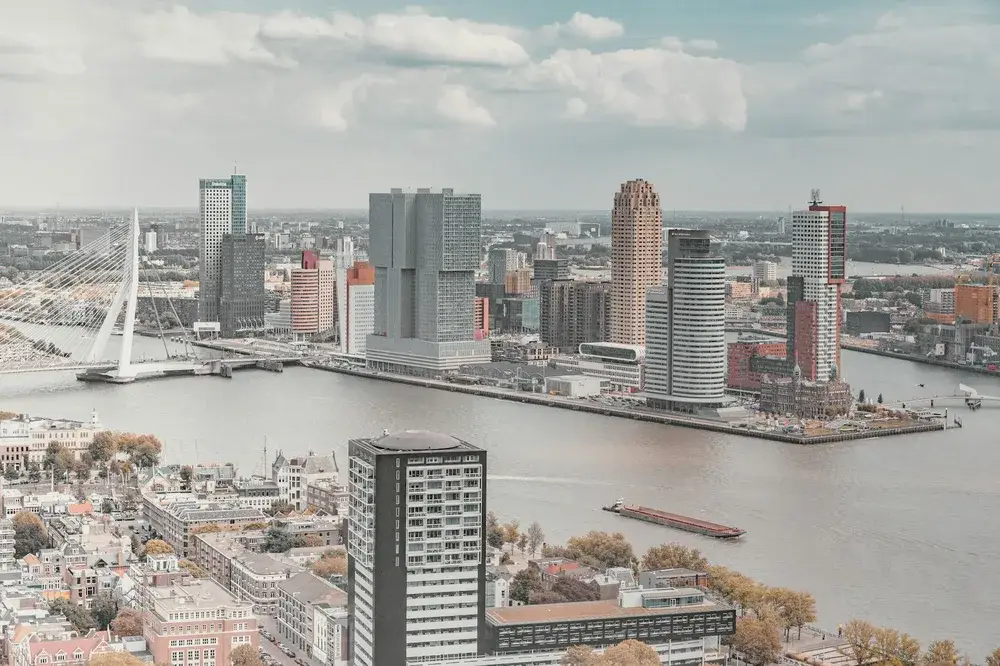 De skyline van Rotterdam aan de Maas