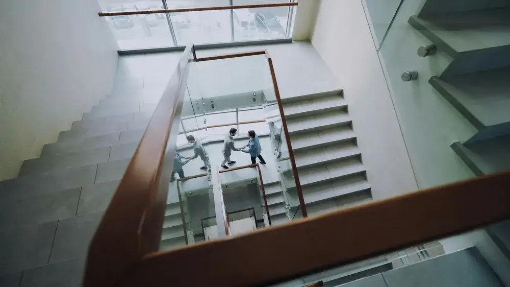 Trappenhuis in een modern gebouw